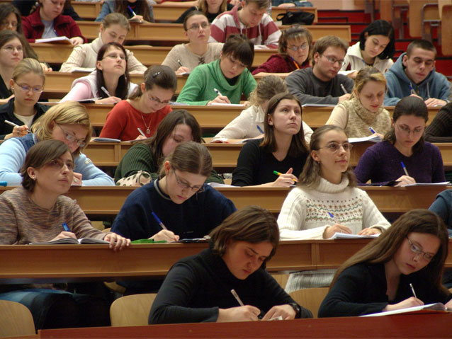 Studenci w uniwersyteciej auli podczas wykładu /www.sxc.hu