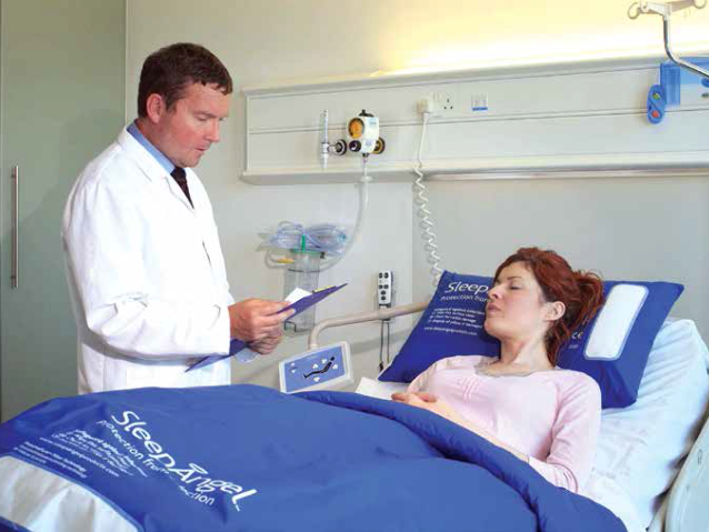 lekarz czyta pacjentce, która leży na pościeli z firmy BestMI