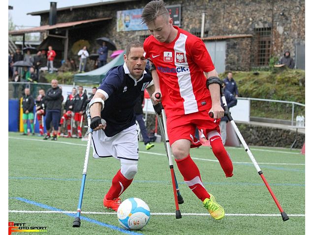 Polski ampfutbolista z piłką przy nodze, walczy z zawodnikiem z Francji