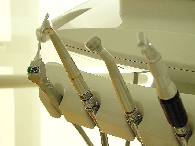 narzędzia dentystyczne w gabinecie dentysty