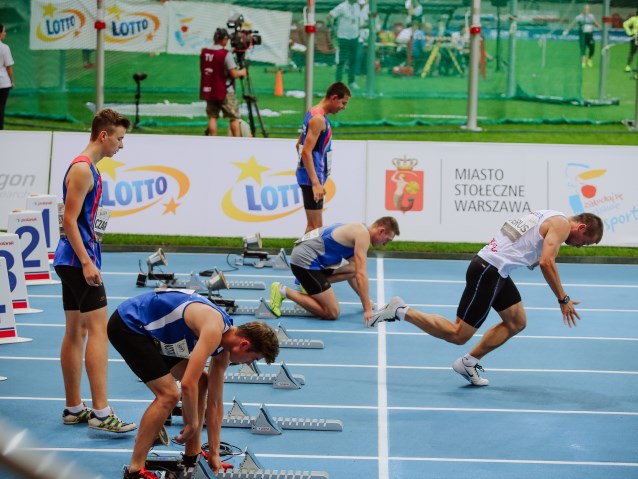 Michał Derus wraz z innymi sportowcami na bieżni przed startem