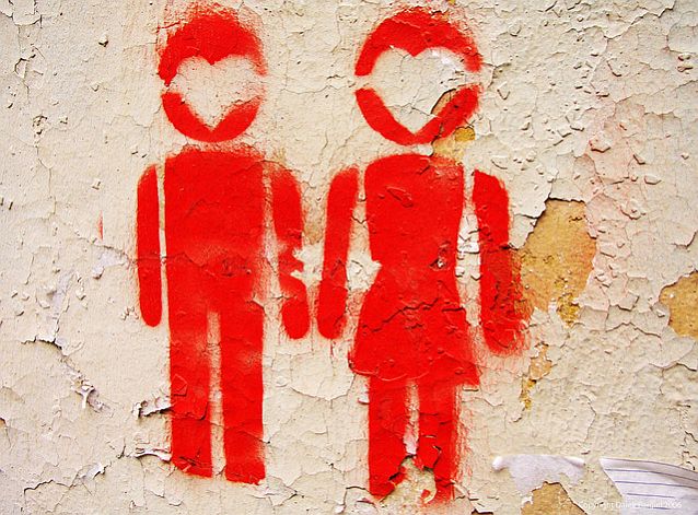 Graffiti przedstawiające kobietę i mężczyznę z sercami na twarzach