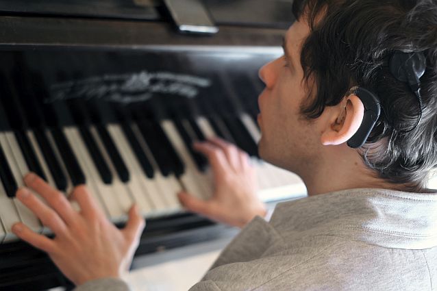 Grzegorz Płonka gra na fortepianie