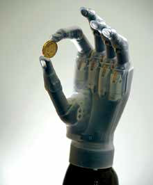 proteza dłoni, trzymająca monetę