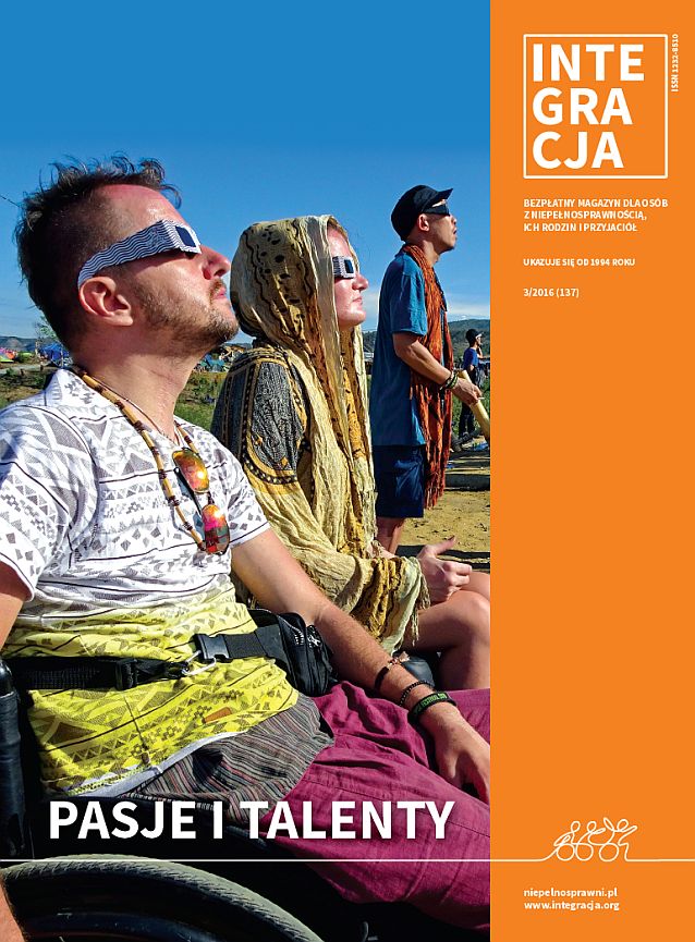 Okładka magazynu Integracja. Na okładce mężczyzna i kobieta na wózkach oglądają przez specjalne okulary zaćmienie słońca