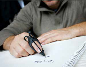 urządzenie założone na wskazujący palec, którym można pisać jak długopisem