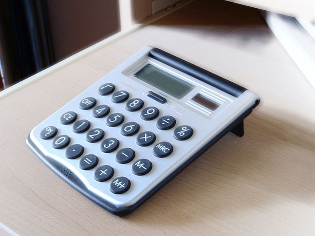 Leżący na stole kalkulator