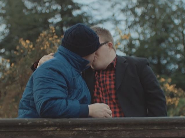 Dwóch całujących się mężczyzn