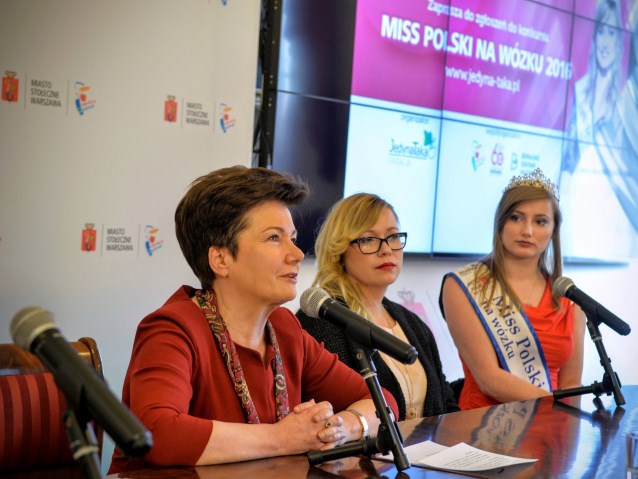 Hanna Gronkiewicz-Waltz, prezydent stolicy przemawia do mikrofonu, obok Prezes Fundacji, Katarzyna Wojtaszek i Miss Polski na Wózku 2015 Katarzyna Kozioł