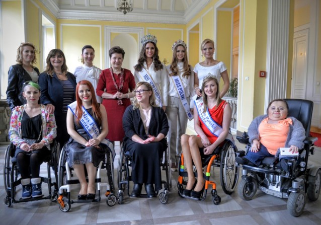 zdjęcie grupowe uczestniczek konferencji z prezydent Warszawy