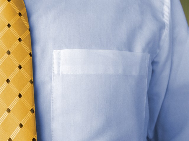 żółty krawat i niebieska koszula