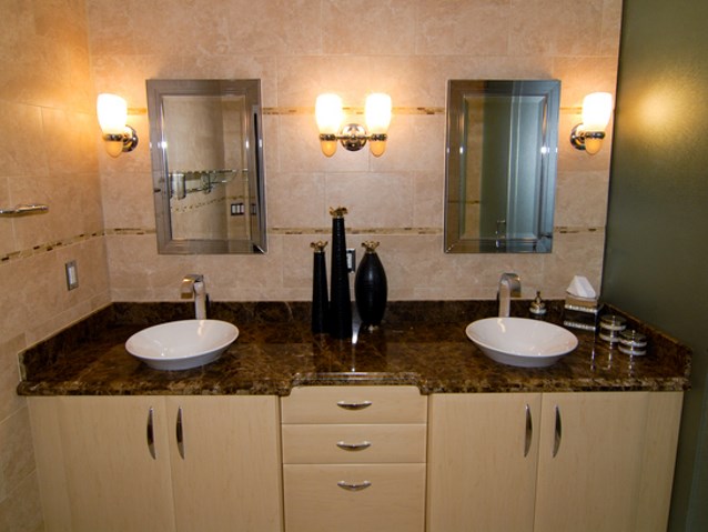 w łazience znajdują się dwie umywalki i dwa lustra