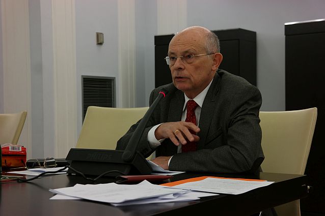 Marek Borowski mówi do mikrofonu podczas posiedzenia komisji senackiej