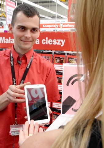 mężczyzna trzyma videofon przed kobietą z wadą słuchu