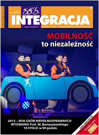 Na okładce Integracji Katarzyna Pakosińska w atrapie samochodu, prowadzonego przez 4 mężczyzn