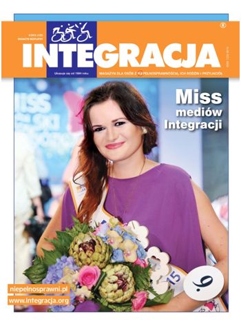 Na okładce Integracji Julita Kuczkowska, Miss Mediów Integracji, z kwiatami