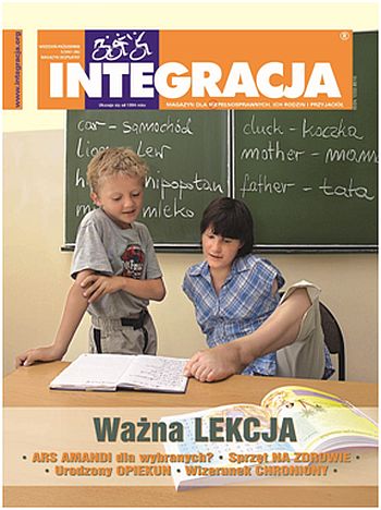 Na okładce Integracji nauczycielka bez rąk przewraca strony dziennika nogą. Obok uczeń