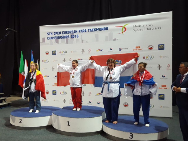 Agnieszka Kmieć na podium pierwszego miejsca 