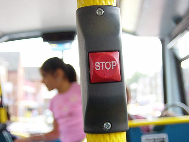 przycisk Stop w autobusie komunikacji miejskiej