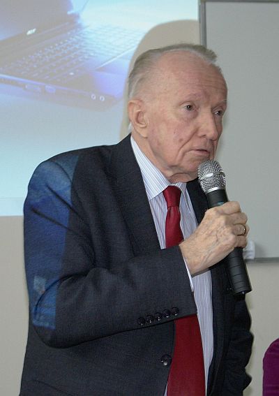 Prof. Mirosław Wysocki mówi stojąc do mikrofonu