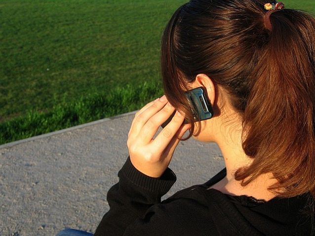 Kobieta rozmawia przez telefon komórkowy