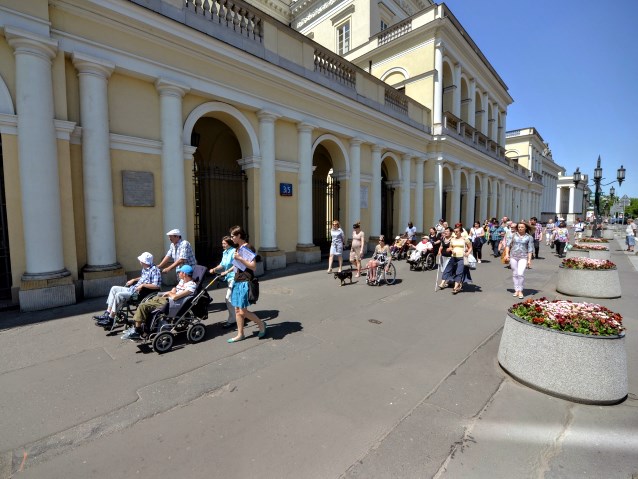 spacer Warszawiaków po placu Bankowym