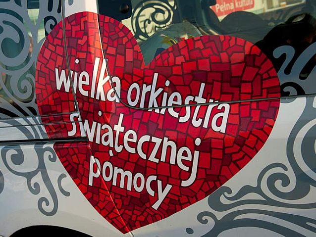 Nadrukowane na samochodzie serce Wielkiej Orkiestry Świątecznej Pomocy