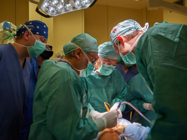 Chirurdzy na sali operacyjnej operują pacjenta