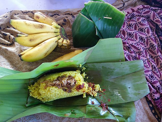 banany i kurczak lub wołowina w ryżu z bardzo ostrym sosem. Podane na liściu palmowym.