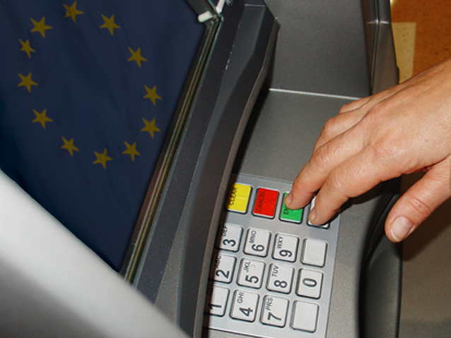 w szybce bankomatu widać flagę Unii Europejskiej