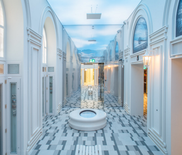podświetlony na niebiesko korytarz z białymi kolumnami
