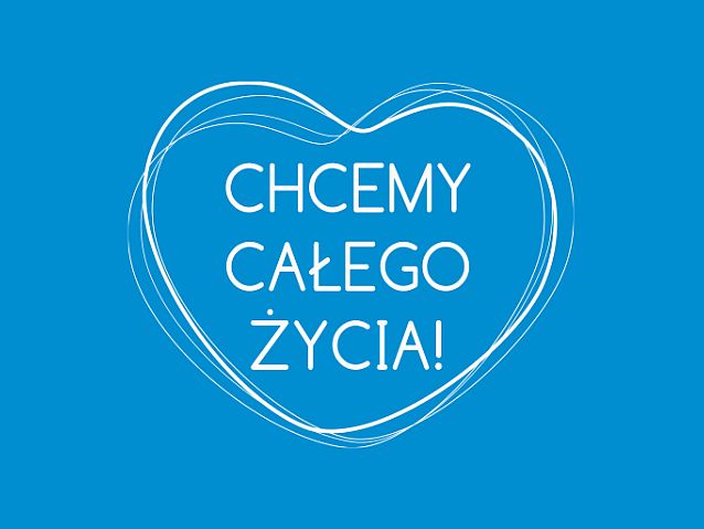 Wpisany w białe serce na niebieskim tle napis: Chcemy całego życia