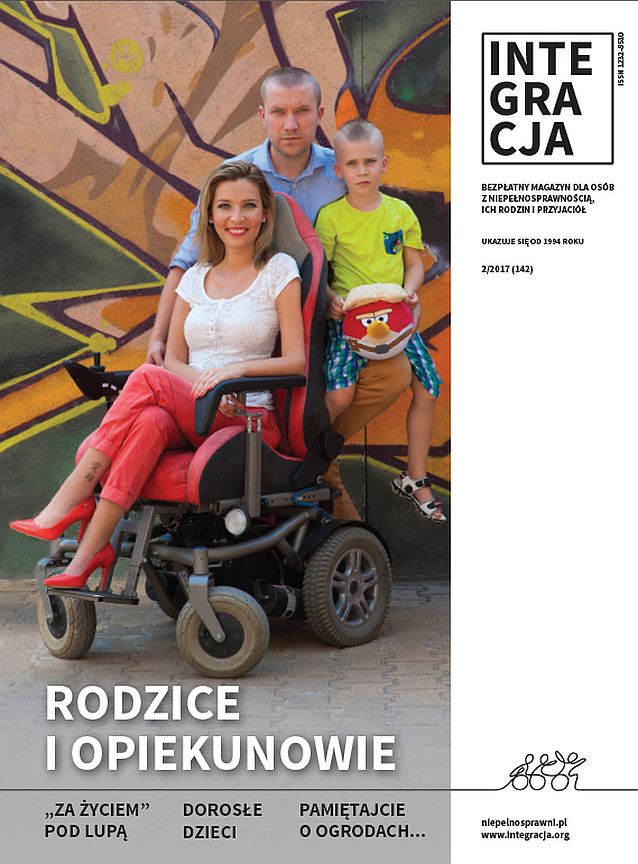 Okładka magazynu Integracja. Na zdjęciu Uśmiechnięta kobieta na wózku elektrycznym, za nią jej mąż i kilkuletni synek. Napis: Rodzice i Opiekunowie