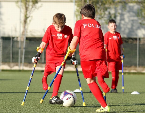 dwójka chłopców w czarwonych strojach grają mecz amp futbolu