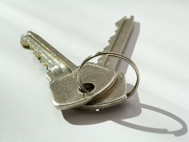 Dwa połączone ze sobą klucze do mieszkania