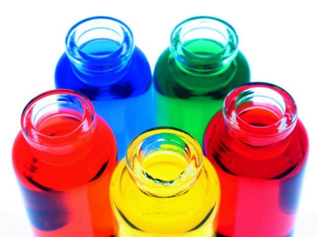 kolorowa ciecz w butelkach ozdobnych