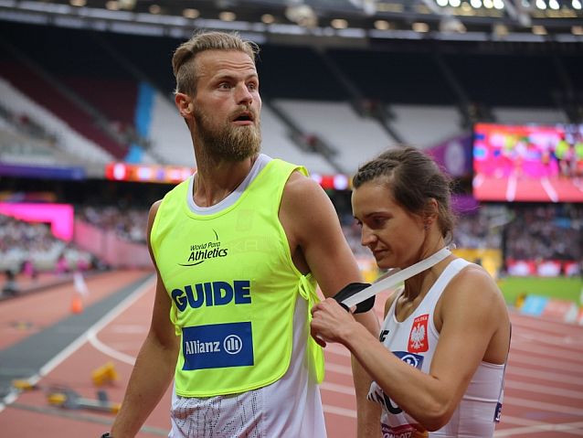 Joanna Mazur i Michał Stawicki schodzą z bieżni po biegu