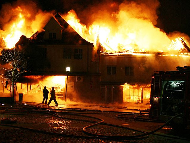 Noc. Strażacy gaszą rozległy pożar domu