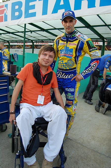 Wspólne zdjęcie Bartka Skrzyńskiego (na wózku) i stojącego przy nim Tomasza Golloba w żużlowym kombinezonie