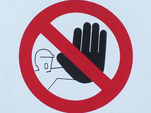 Znak z przekreśloną wyciągniętą ręką, oznaczający niebezpieczeństwo, zagrożenie