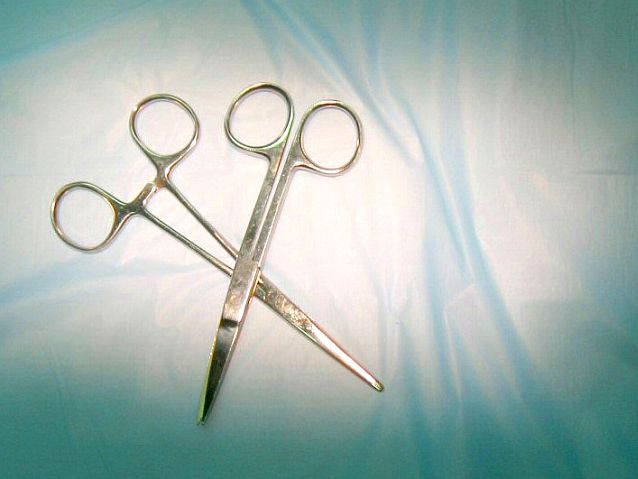 Dwie pary nożyczek chirurgicznych