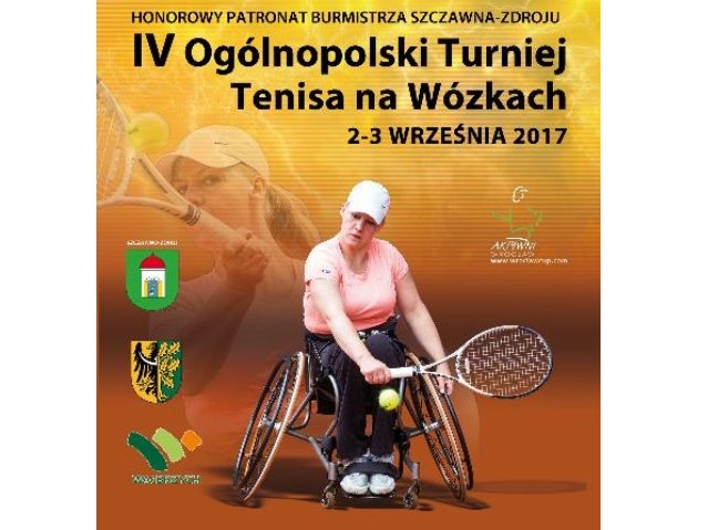 plakat dot. turnieju tenisa ziemnego - na środku znajduje się zawodniczka na wózku, grająca w tenisa ziemnego