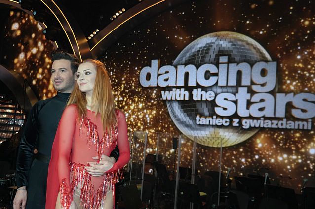 Iwona Cichosz i Stefano Terrazzino pozują na tle napisu: Dancing with the Stars. Taniec z Gwiazdami