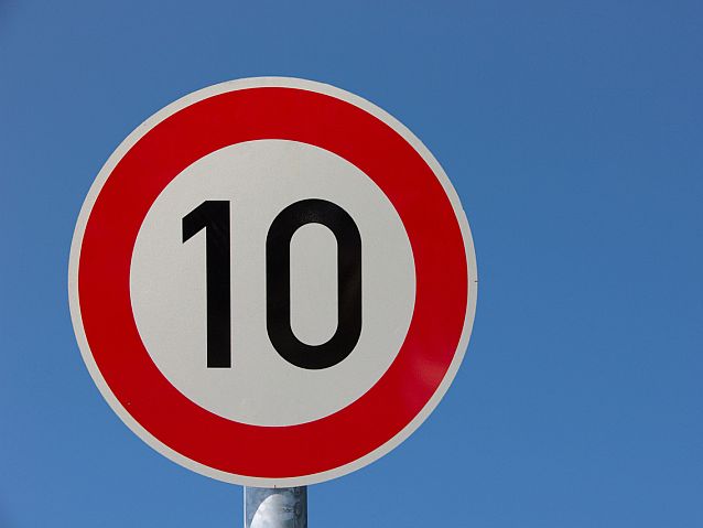 Znak ograniczenia prędkości do 10 km/h