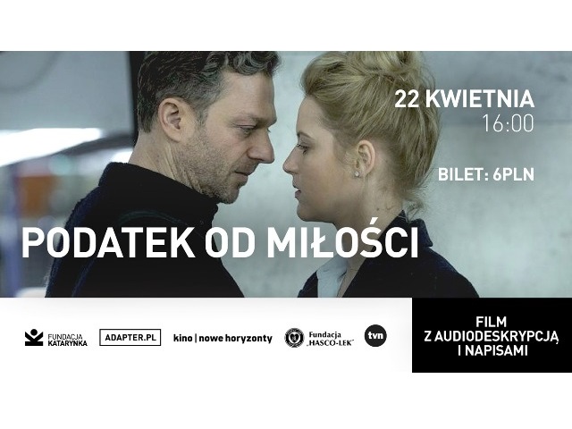 mężczyzna i kobieta stoją blisko siebie, patrząc na swoje usta - kadr z filmu Podatek od miłości