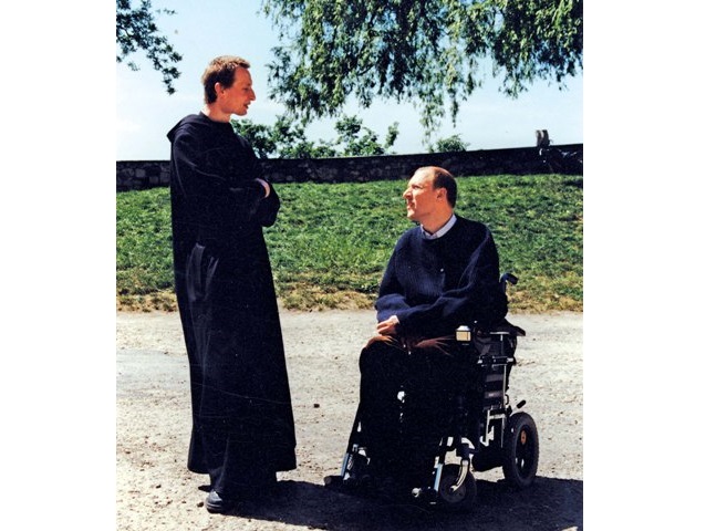 Brat Bernard i Piotr Pawłowski podczas rozmowy pod drzewem kilkanaście lat temu