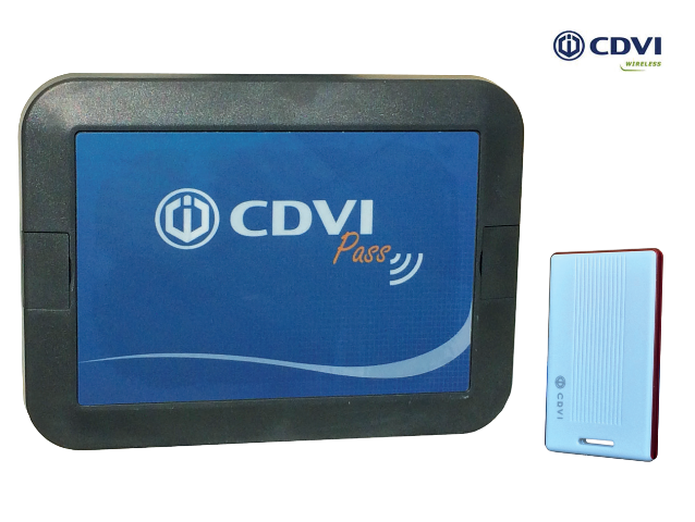 system CDVI Pass do odryglowania drzwi, który wygląda jak mały tablet wraz ze srebrnym pilotem