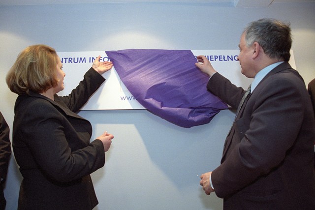 Lech Kaczyński oficjalnie otwiera Centrum Integracja w Warszawie, zdejmując fioletowy materiał z tablicy