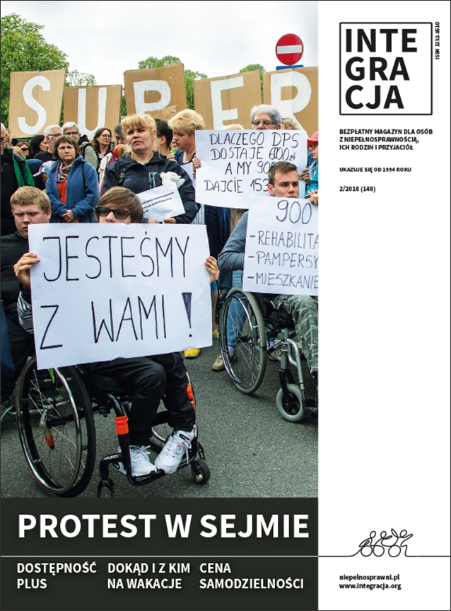 Okładka magazynu Integracja z głównym tytułem: Protest w Sejmie. Na zdjęciu manifestanci trzymają transparenty. Na pierwszym planie młody mężczyzna na wózku z transparentem: Jesteśmy z Wami!