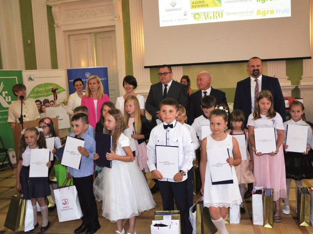 dzieci z dyplomami po wynikach konkursu przygotowanego przez KRUS